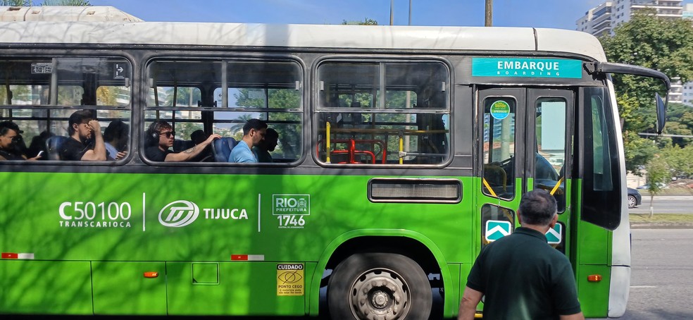 Ônibus para no ponto em frente ao Downtown, na Avenida das Américas — Foto: Danilo Perelló