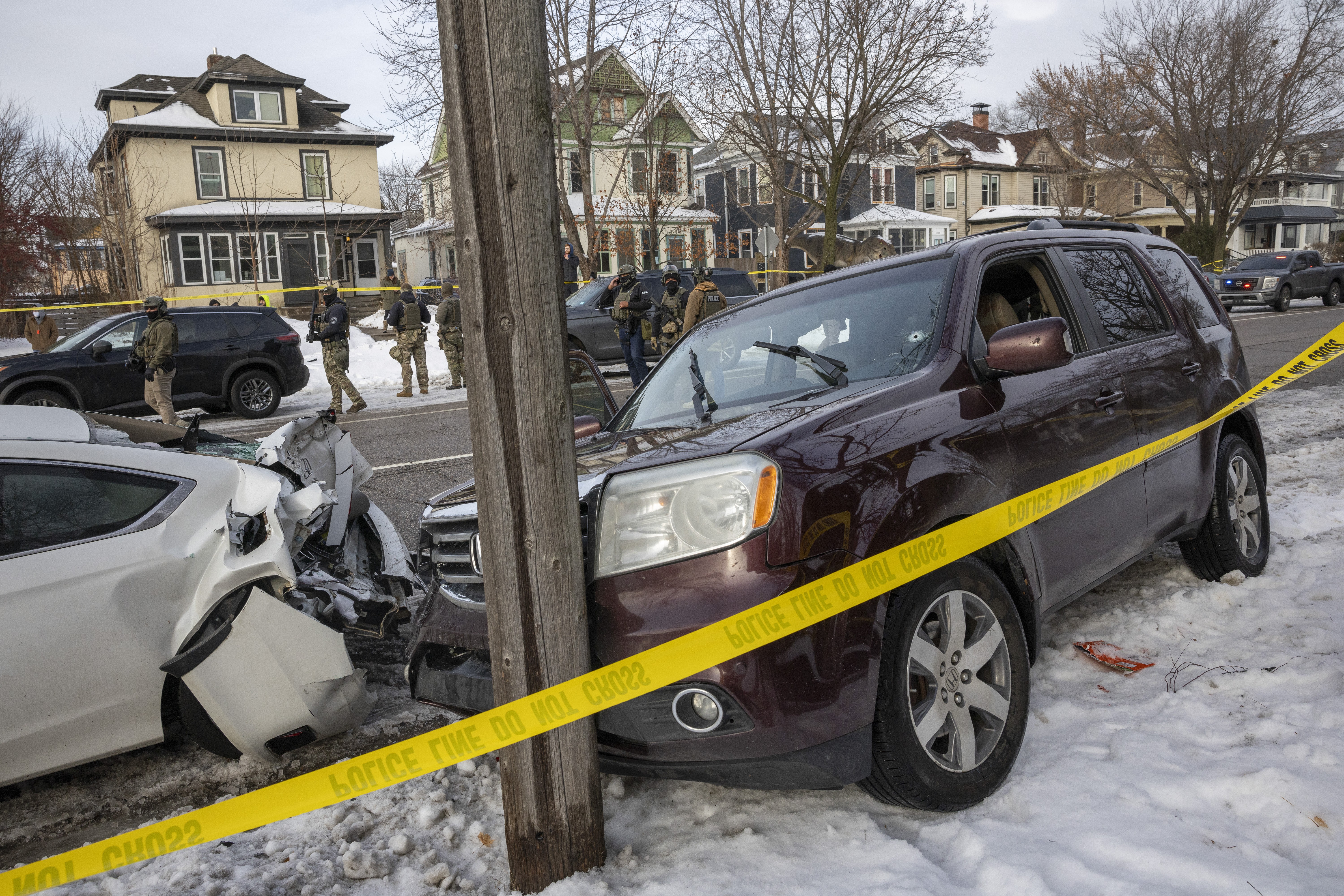 Agente do ICE que matou mulher em Minneapolis sofreu hemorragia interna ap&oacute;s incidente, dizem autoridades