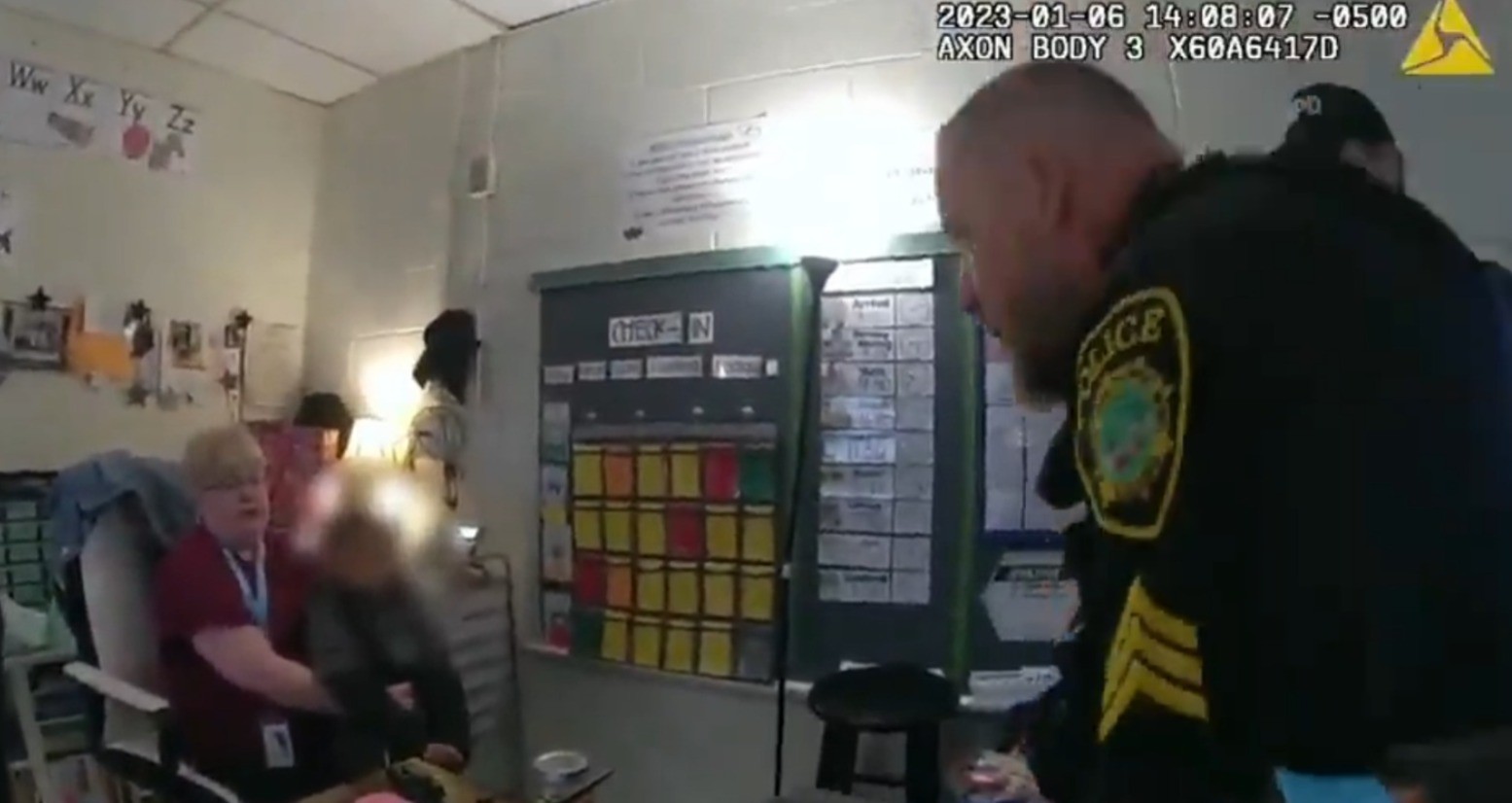 Vídeo de câmera corporal mostra criança de 6 anos xingando policiais depois de atirar em professora nos EUA