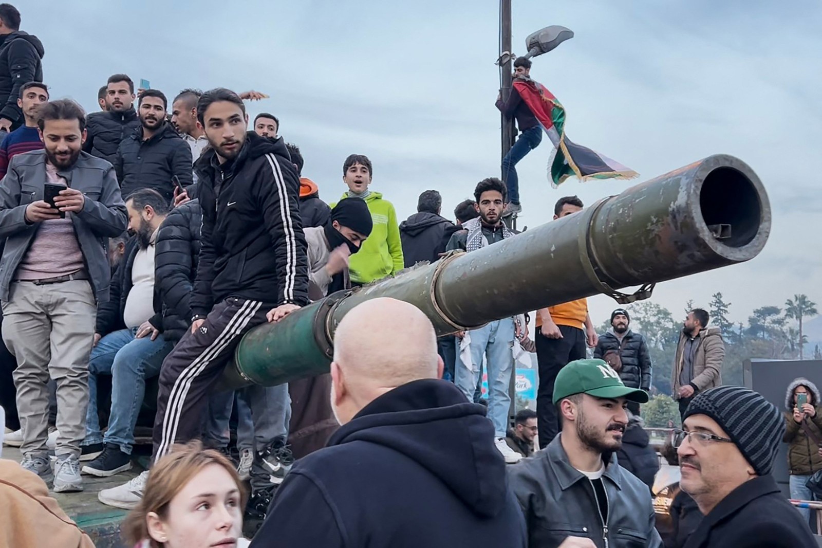 Biden promete diálogo com grupos sírios após queda de Assad, mas diz ...