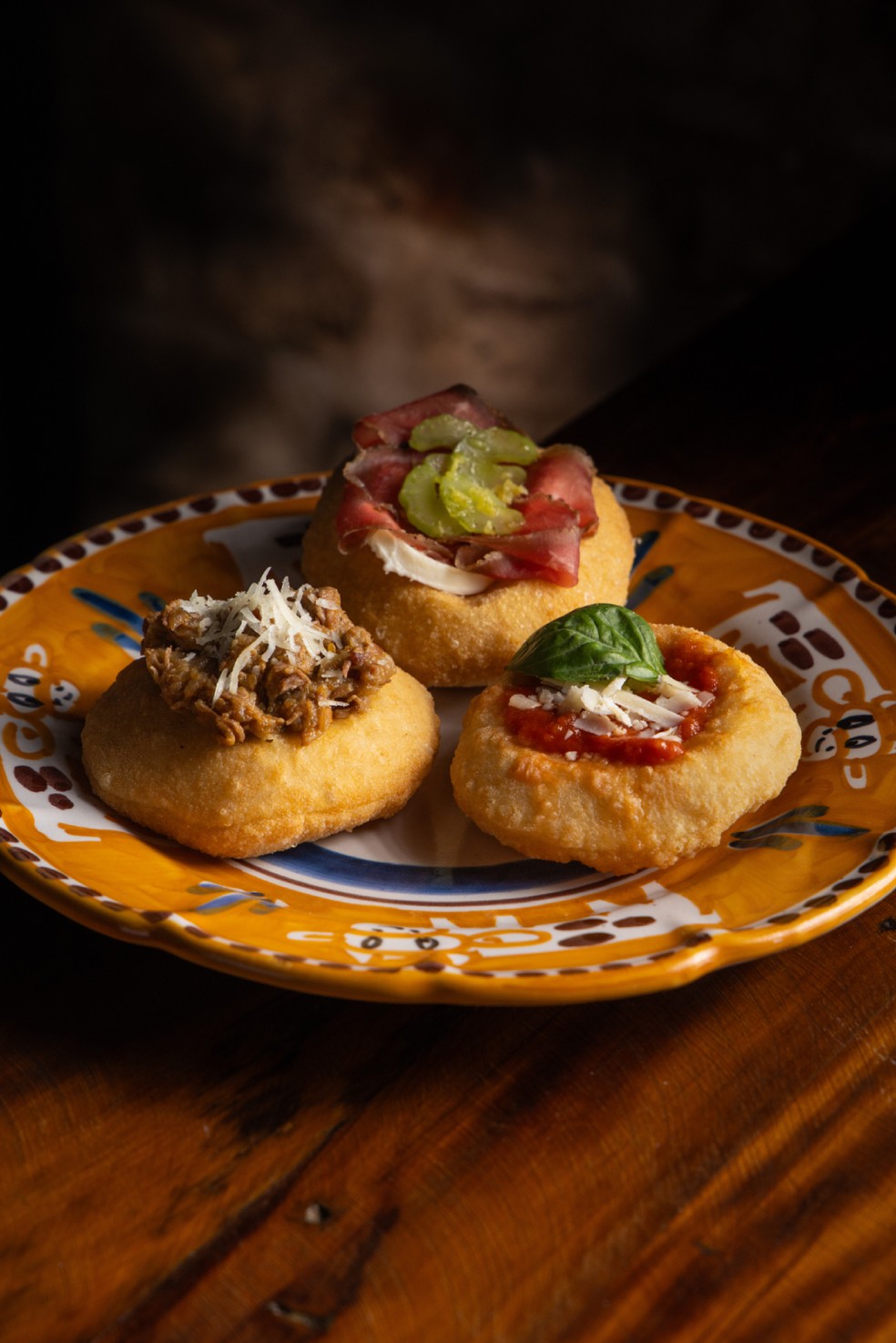 Capricciosa. Trio de minipizzas fritas ao estilo napolitano — Foto: Divulgação/Tomás Rangel