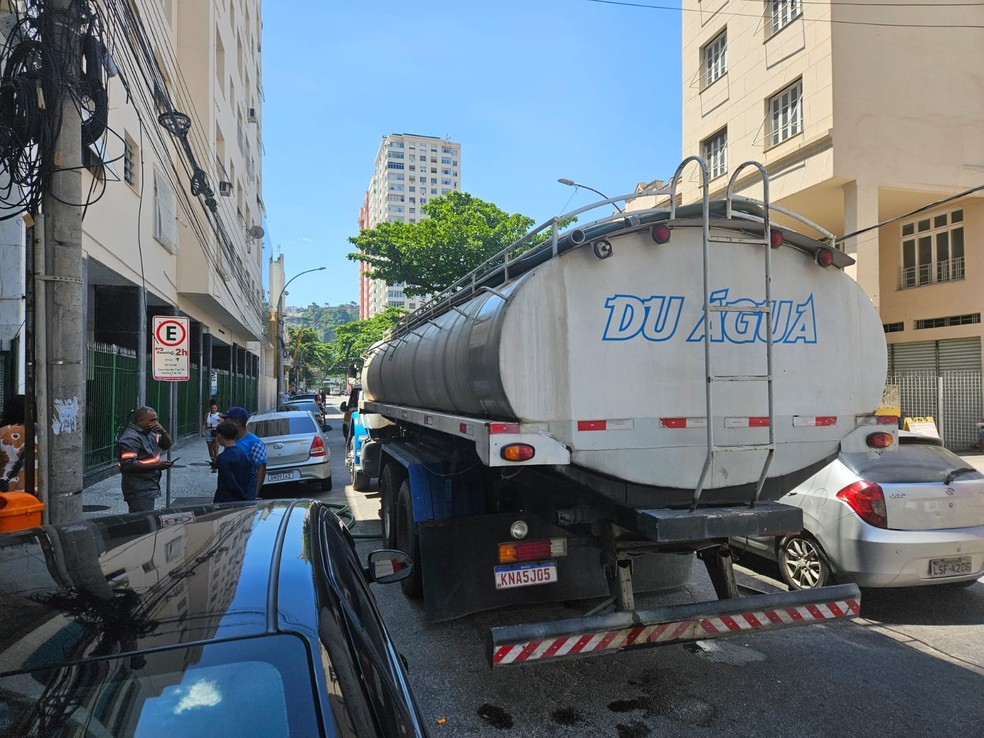 Caminhões-pipa abastece prédio no Centro do Rio — Foto: Reprodução