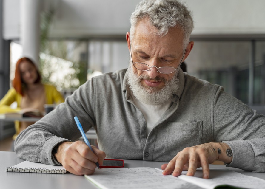 Um em cada oito brasileiros com ensino superior completo é analfabeto funcional