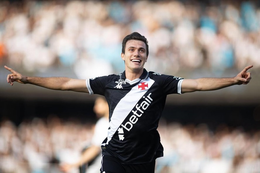 Lucas Piton faz gol de cabe&ccedil;a no duelo entre Vasco e Santos