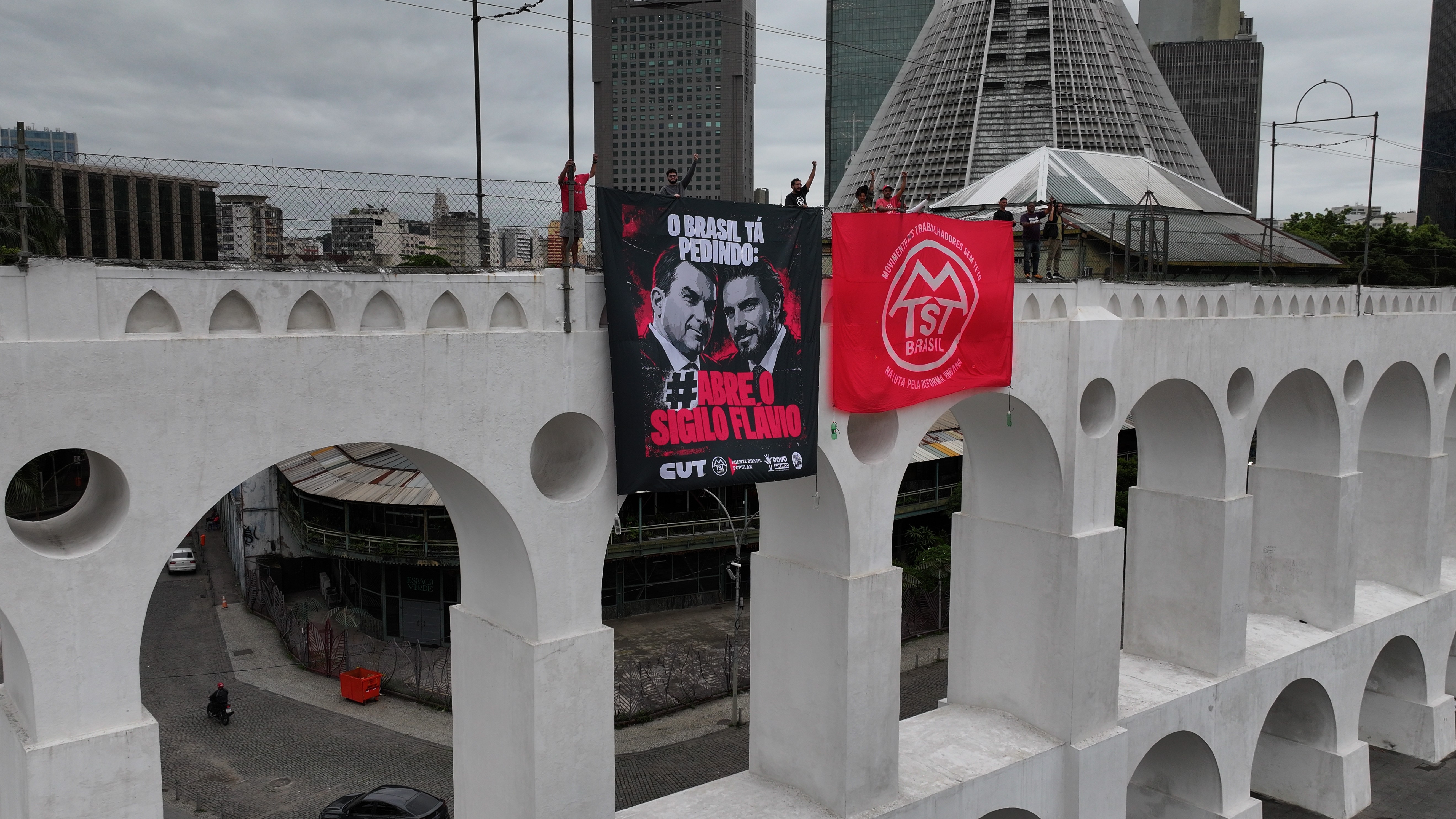 Bandeirão com imagens de Flávio Bolsonaro é estendido nos Arcos da Lapa em ato por abertura de sigilos