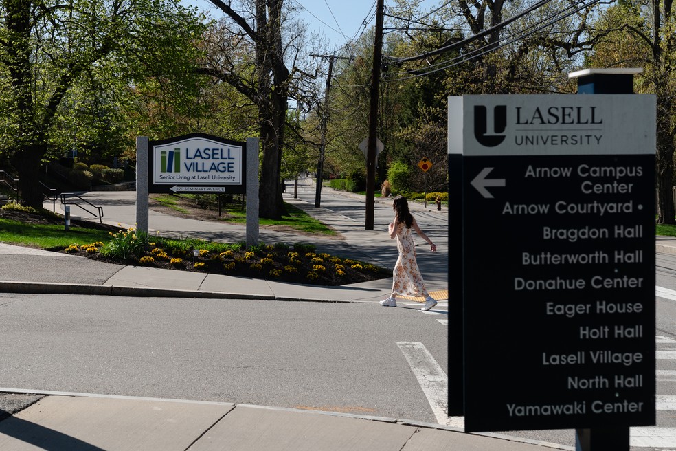 o Lasell Village Advanced Living carcartilha O Campus DA University Lasell Em Newton - Foto: Sophie Park/Bloomberg