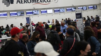 Passageiros aguardam em filas no aeroporto da Cidade do México após mais de 80 pilotos do terem testado positivo para a Covid-19, forçando a suspenção de voos REUTERS