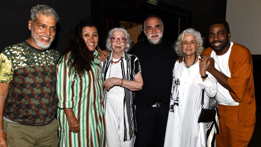 Estêvão Ciavatta, Regina Casé, Fernanda Montenegro, Marieta Severo e Lázaro Ramos vão à pré-estreia de filme de Karim Aïnouz