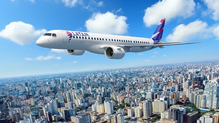 Voo para Salvador retorna a Brasília com fumaça após pássaro atingir motor de aeronave da Latam