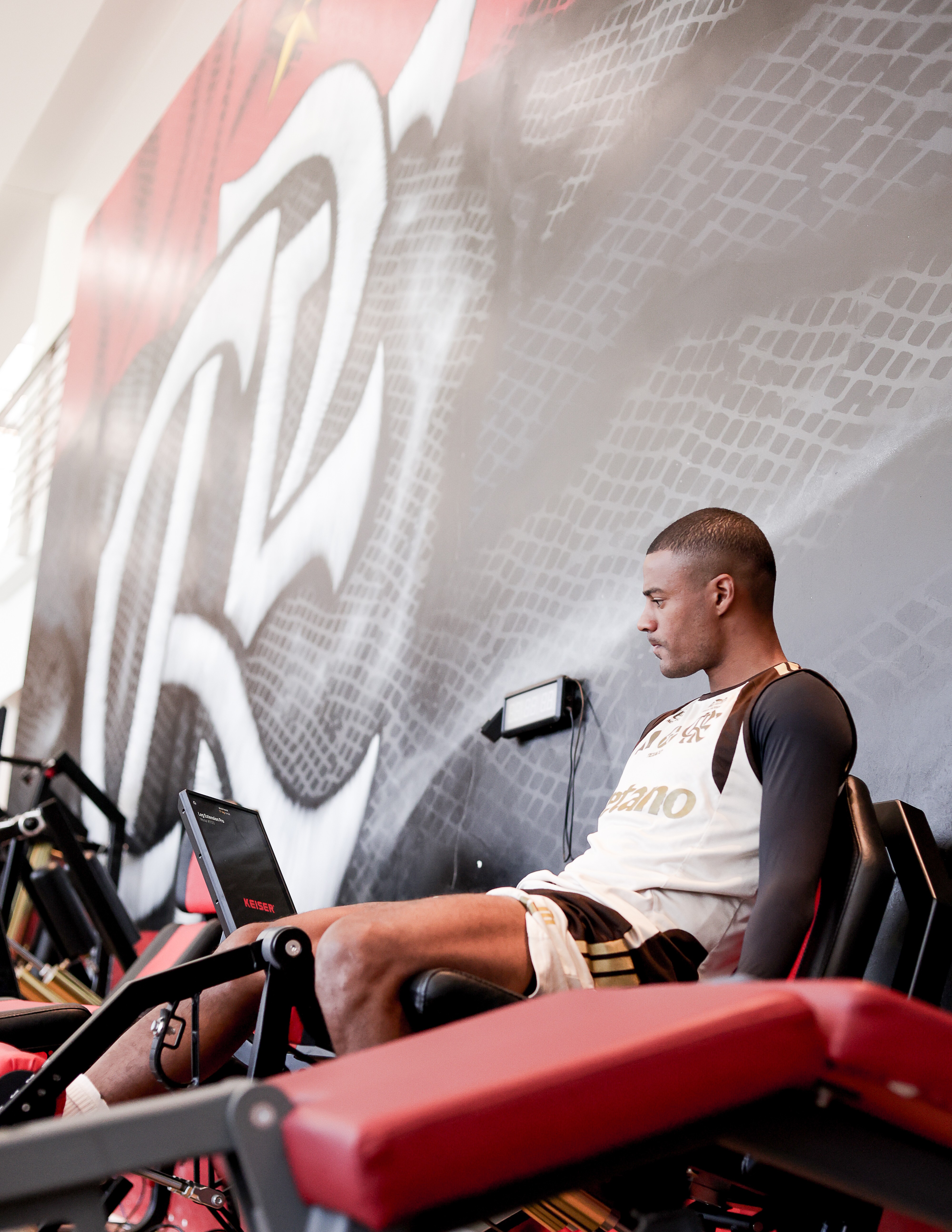 Jardim revela que De la Cruz é desfalque no Flamengo por conta de problema muscular no joelho