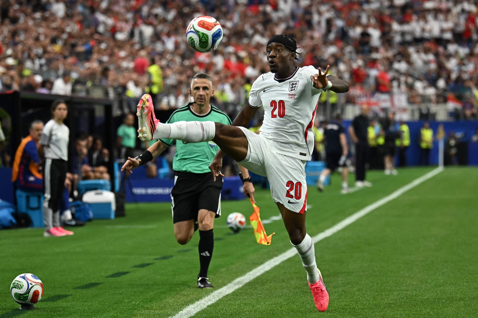 O atacante inglês camisa 20, Noni Madueke, controla a bola no jogo contra a Croácia — Foto: Paul ELLIS / AFP
