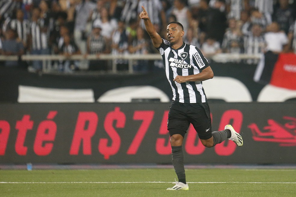 Victor Sá abriu o placar par ao Botafogo — Foto: Vitor Silva/Botafogo