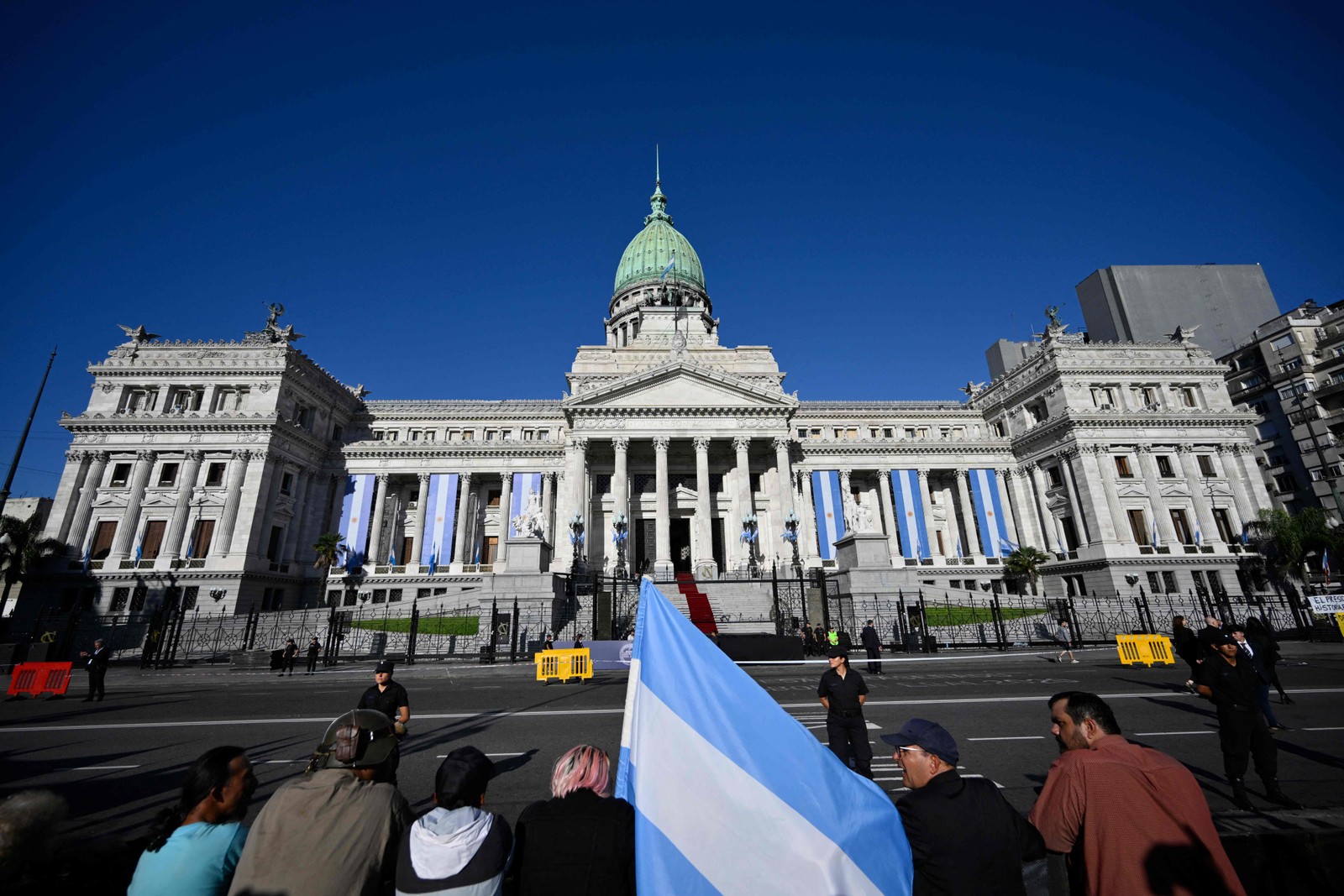 Milei presidente: Ultraliberal assume poder na Argentina; saiba como