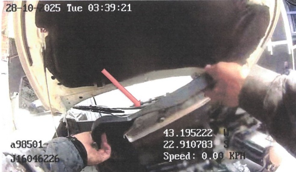 Imagem do policial pegando peça no carro — Foto: Reprodução