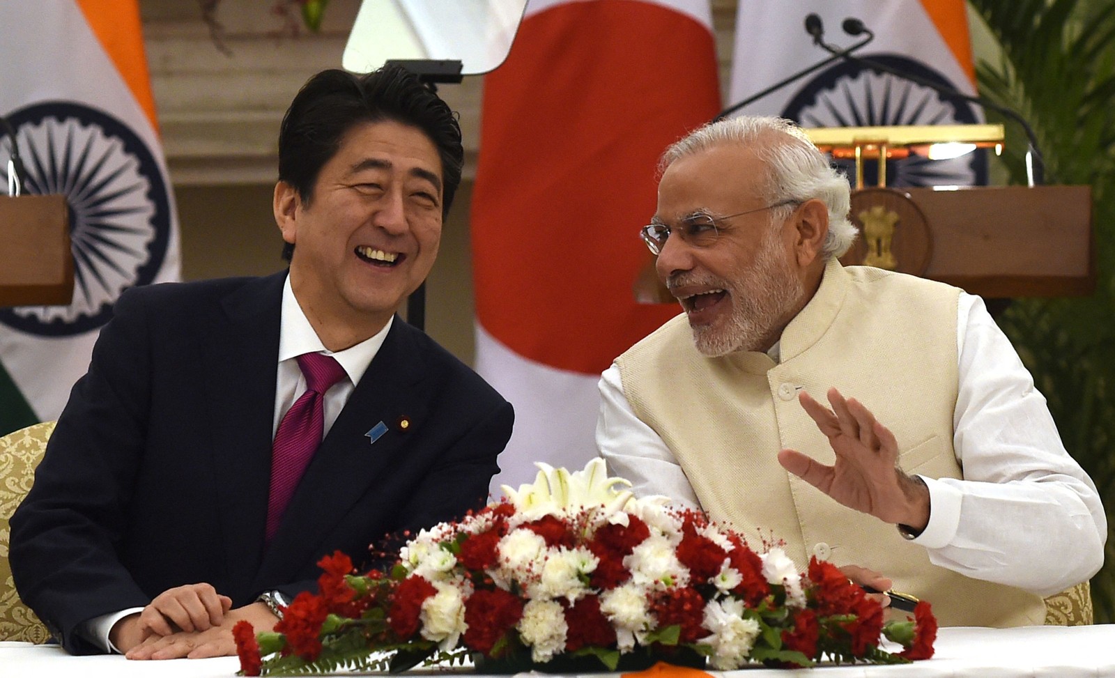 Primeiro-ministro da Índia Narendra Modi e primeiro-ministro do Japão Shinzo Abe sorriem durante assinatura de acordos diplomáticos na Hyderabad House, em Nova Délhi, Índia — Foto: MONEY SHARMA / AFP