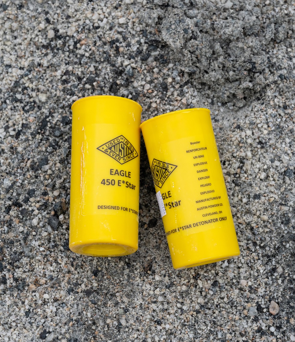 Cargas de meio quilo de TNT em uma pedreira na Virgínia, em 15 de maio de 2025 — Foto: Eric Lee/The New York Times
