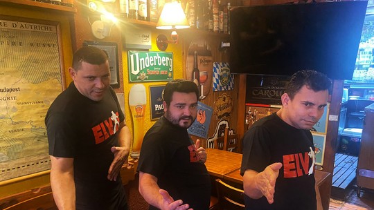 Elvis não morreu e dá expediente no Leblon: fãs do cantor, funcionários fazem show divertido em bar 