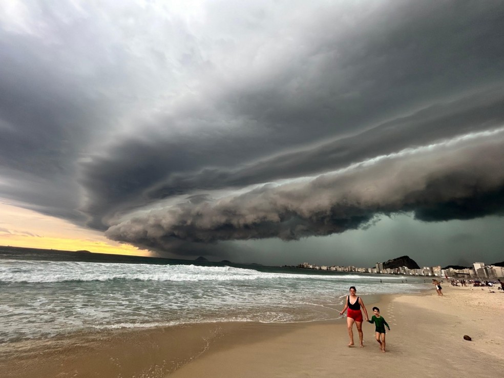 Nuvens escuras encobrem a Praia de Copacabana, Zona Sul do Rio — Foto: Gabriel de Paiva