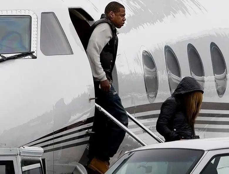 Beyoncé e Jay-Z saindo de seu jato particular  — Foto: Reprodução