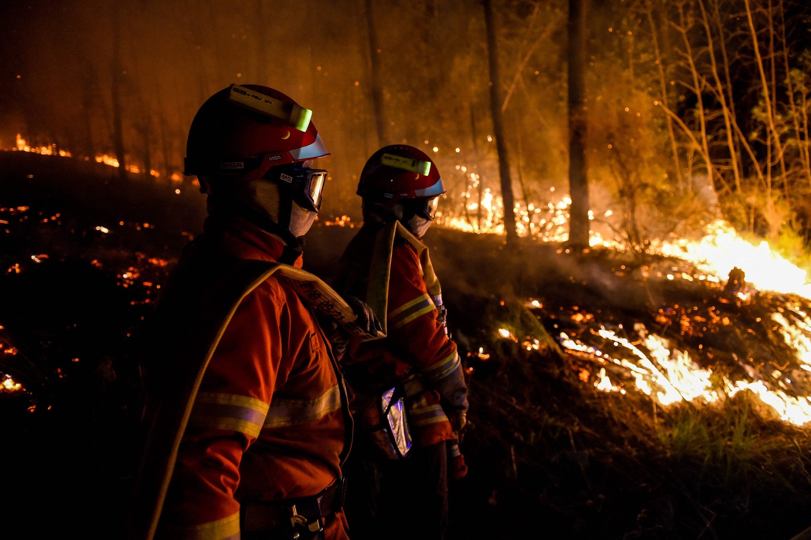 Bombeiros atravessam a noite combatendo incêndio perto de Besseges, sul da França  — Foto: SYLVAIN THOMAS / AFP