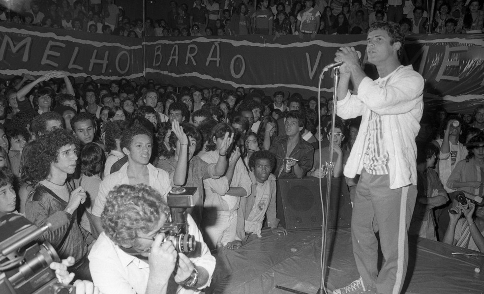 Cazuza em apresentação com o Barão Vermelho no Circo Voador, no Arpoador, em 1982 — Foto: Foto de arquivo