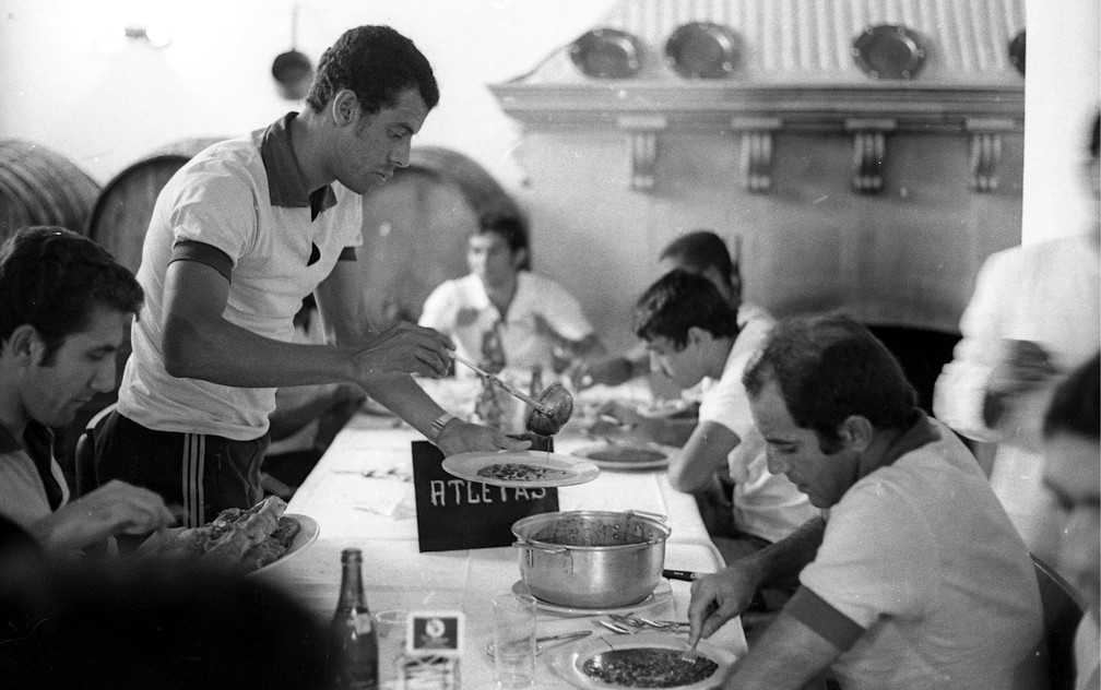 Carlos Alberto Torres põe sua refeição na concentração da seleção brasileira, no México — Foto: Agência O GLOBO