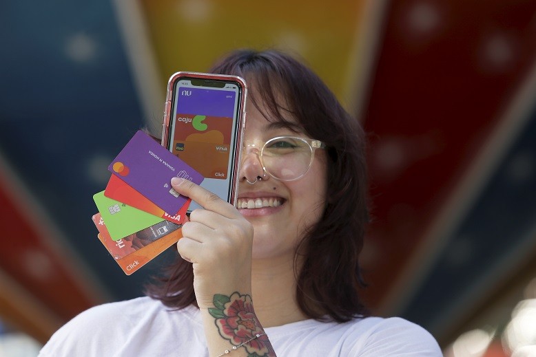 Acompanhamento digital de serviços bancários em Niterói, RJ, em 2025