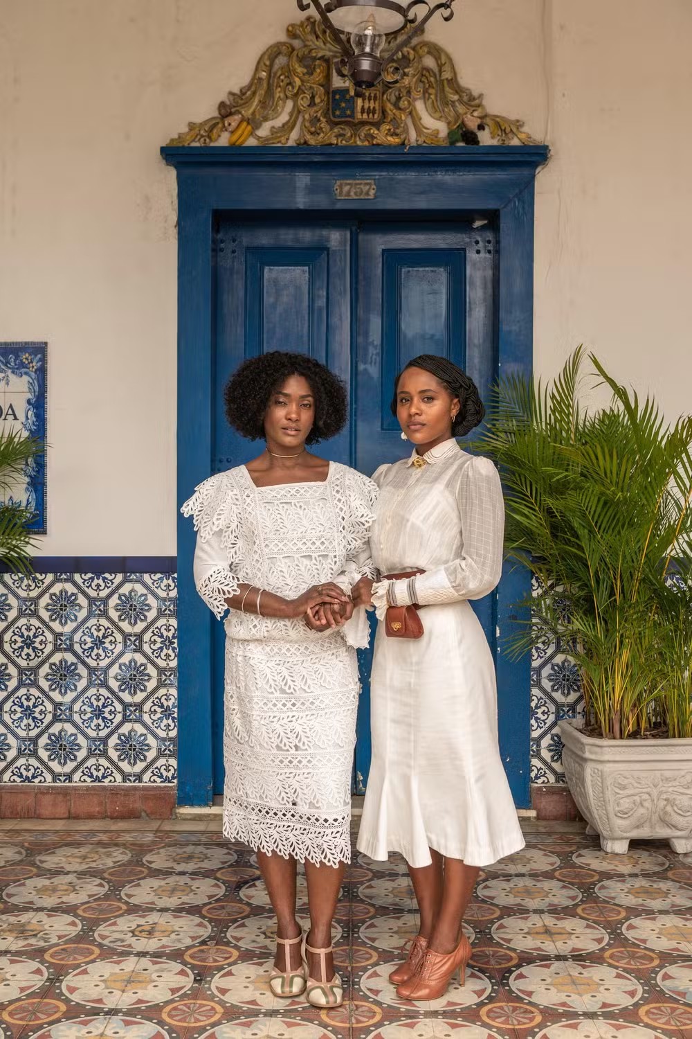 Parte da nobreza de Batanga, a rainha Niara (Erika Januza) e a princesa Alika (Duda Santos) assumem as identidades de Vera e Lúcia após fugirem para o Brasil — Foto: TV Globo/Estevam Avellar