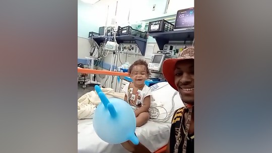 Criança de 2 anos, que emocionou ao ser resgatada por bombeiros após desabamento, brinca com pai em hospital; vídeo
