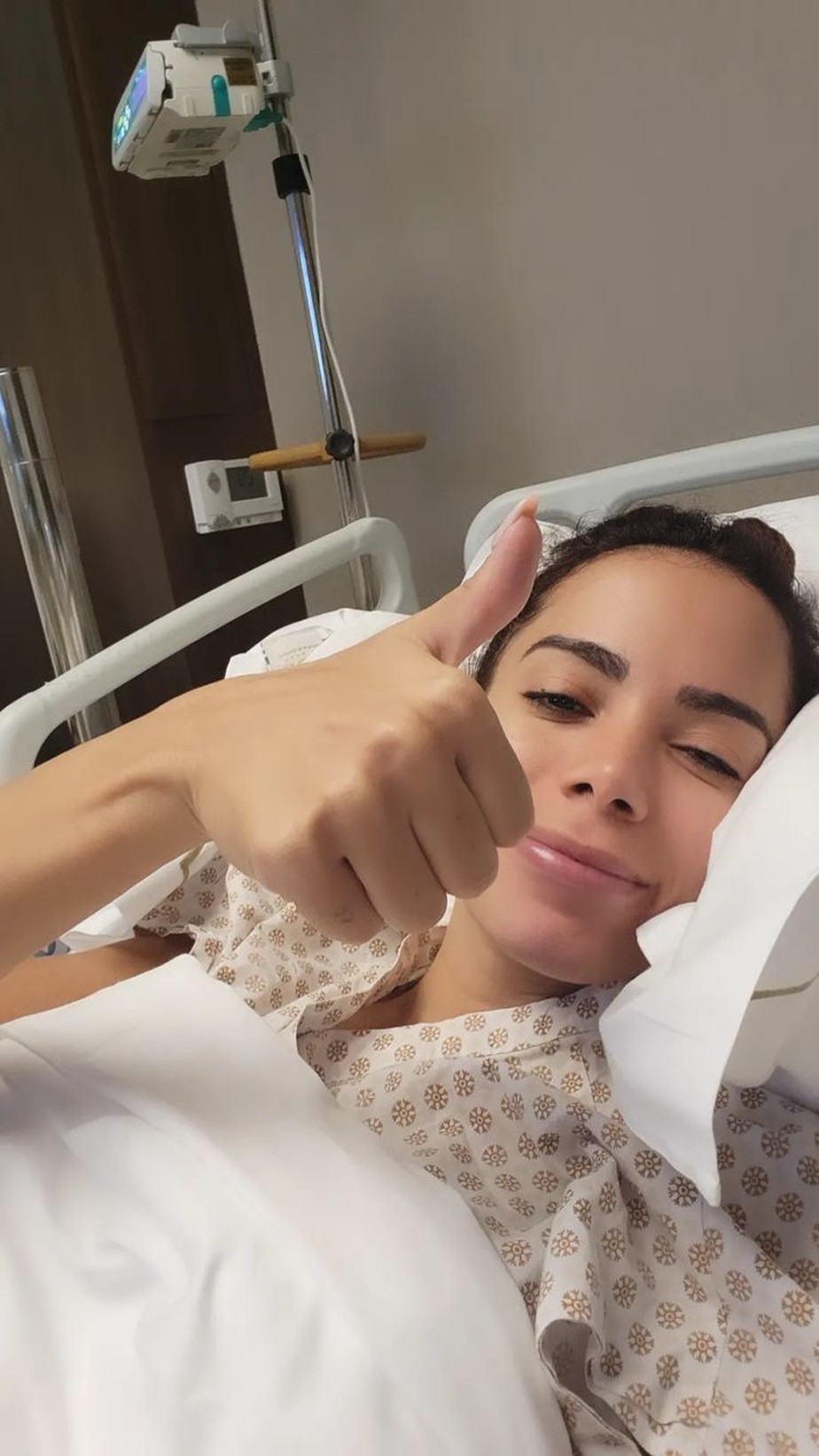 Anitta posta foto no hospital e tranquiliza amigos estrangeiros: 'sendo  muito bem cuidada'