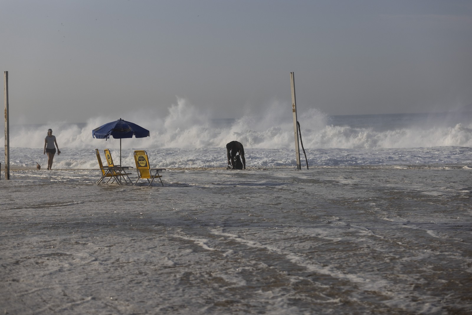 Mar agitado no Rio: aviso de ressaca, de ondas de até 3 metros, é ...