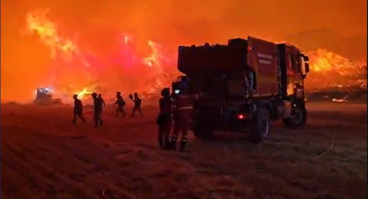 Bombeiros espanhóis tentam controlar incêndio florestal na região de La Mierla, ao norte de Madri — Foto: Unidad Militar de Emergencias de España/AFP/divulgação