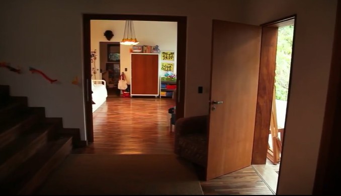 Dois quartos da casa têm acesso à área externa — Foto: Reprodução/GNT