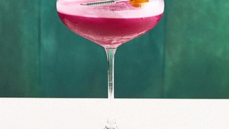 At Gurumê (3959-4607), the Da América drink contains gin, guaraná açaí liqueur, pitaya juice, lemon juice, Amazonian camu camu liqueur and sugar syrup. It costs R$43 — Photo: Divuçgação