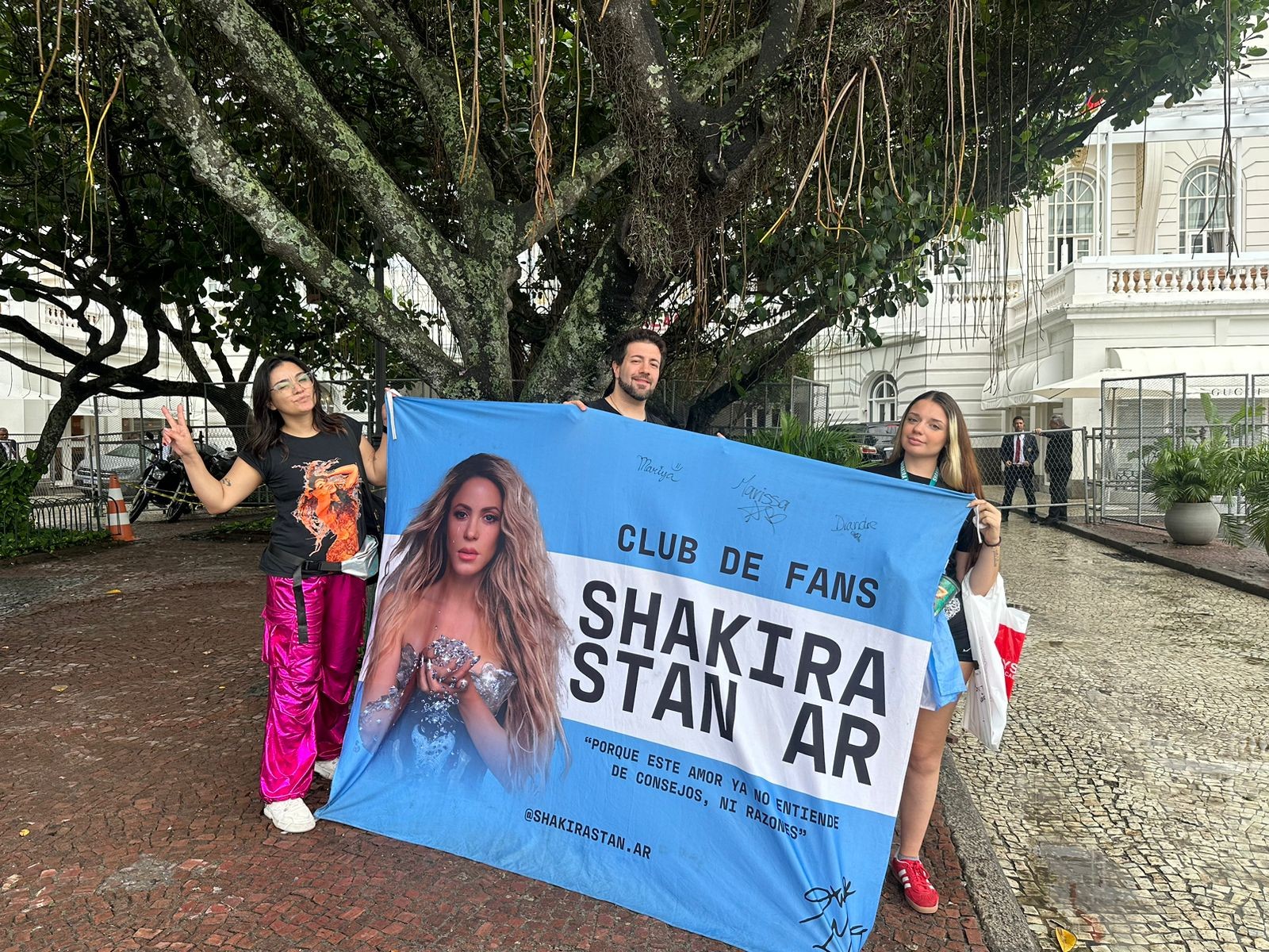 ‘Levaram meu celular, mas valeu a pena’, diz fã argentino que ainda aguarda Shakira na porta do Copacabana Palace
