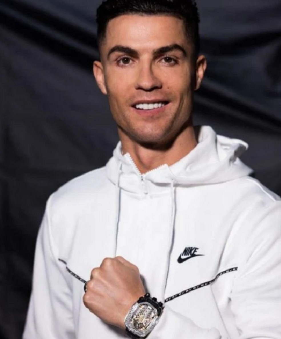 Cristiano Ronaldo posou com relógio de R$ 4,7 milhões — Foto: Divulgação/Jacob & Co