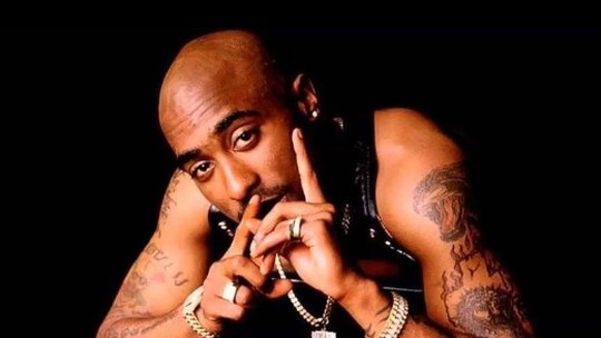 Disputa comercial, guerra de gangues, vingança: o que falta saber sobre o assassinato de Tupac Shakur, em 1996