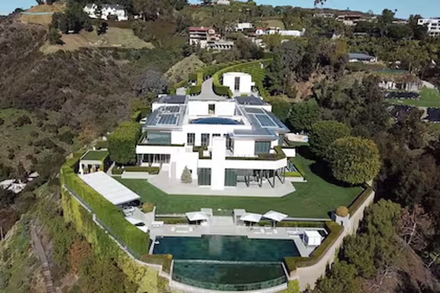 Terceira maior mansão de Beverly Hills está à venda por R$ 1 bi