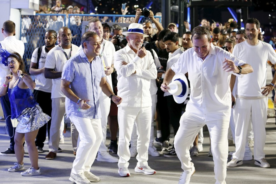 No meio da festa. Lula vai até a pista e assiste a Paes sambando durante o desfile da Acadêmicos de Niterói