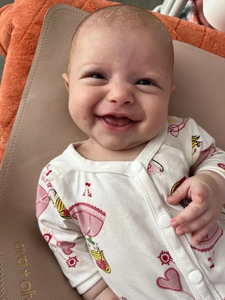Bebê com apenas três dias de vida levanta a cabeça e engatinha nos EUA — Foto: Reprodução