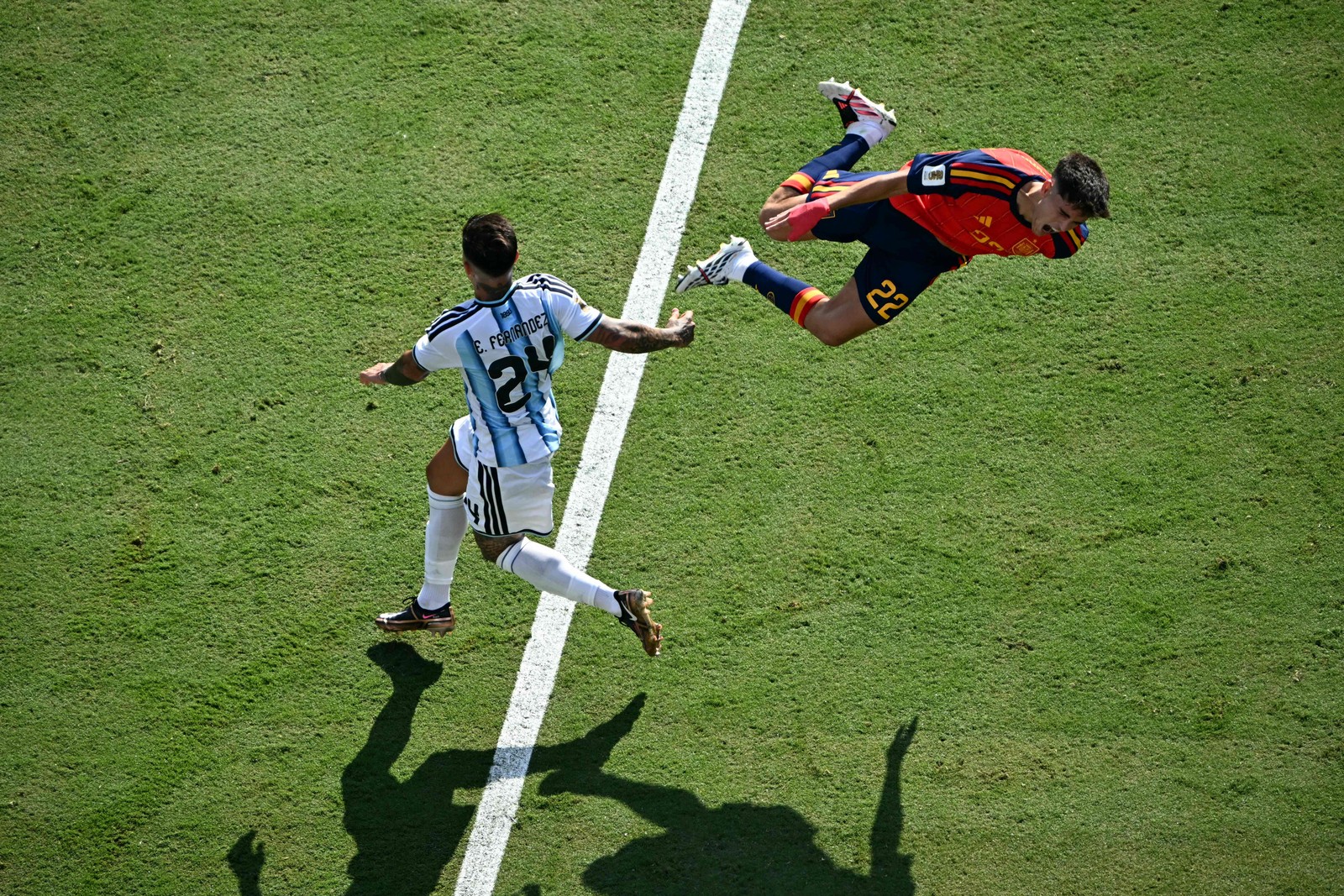 Enzo Fernández é expulso na final da Copa do Mundo após dura falta em Cubarsí — Foto: Jewel SAMAD / AFP