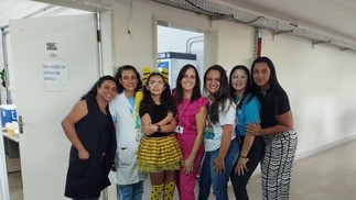 Júlia Louise, 10 anos e a equipe do SUS. A mãe Érica Kellen, 28, levou ela da escola para vacinar na UBS 2 do Guará, DF — Foto: Karolini Bandeira/ O Globo