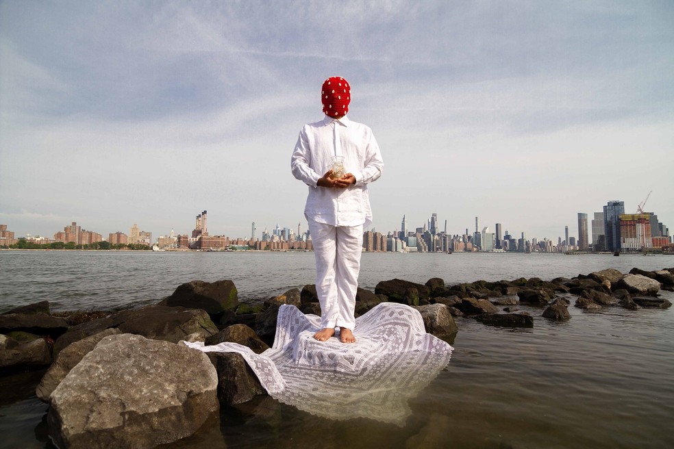 Imagem da videoperformance “Como se nascesse de ventre livre”, realizada em Nova York — Foto: Roque Boa Morte