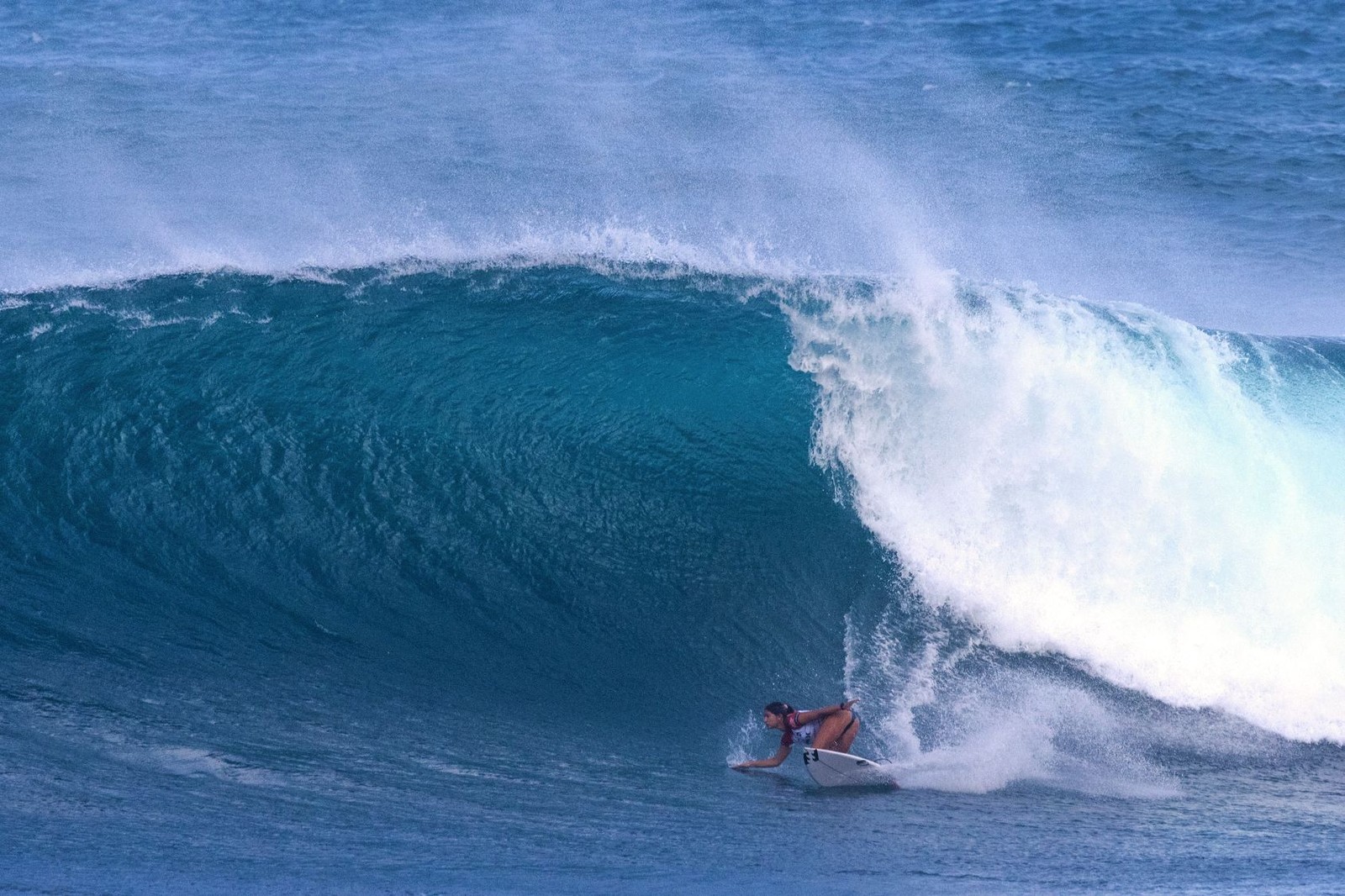 A surfista brasileira Luana Silva surfa uma onda durante o Hurley Pro feminino da World Surf League em Sunset Beach, em Oahu, Havaí — Foto: BRIAN BIELMANN/AFP