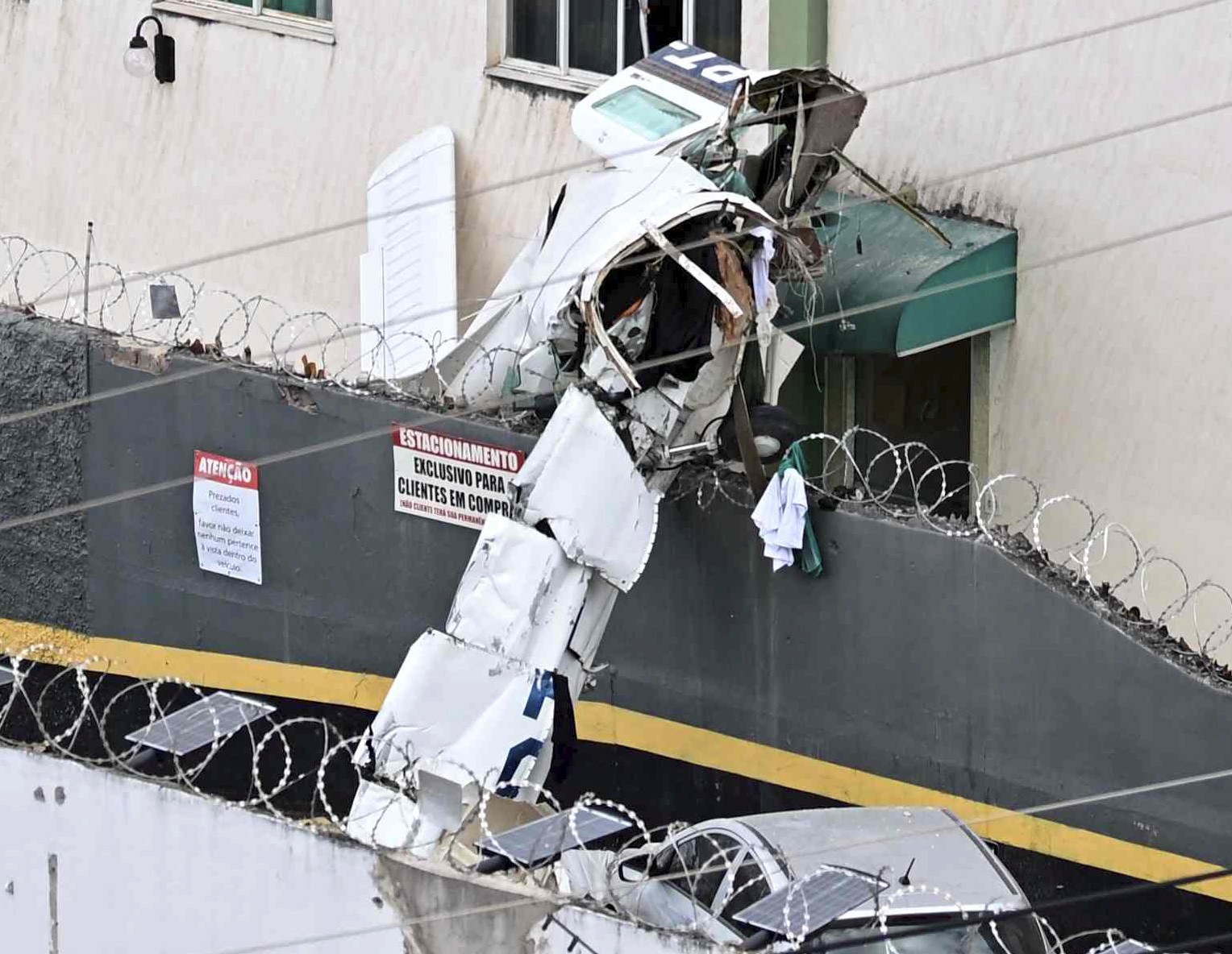 De acordo com o Corpo de Bombeiros, a aeronave transportava cinco pessoas. — Foto: GLEDSTON TAVARES / AFP