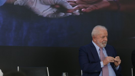 Em gesto, Lula coloca presidentes da Câmara e do Senado ao seu lado em reunião 