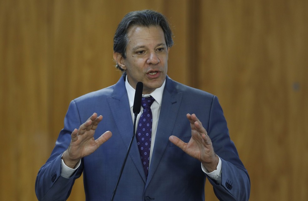 O ministro da Fazenda, Fernando Haddad, durante cerim&ocirc;nia: dificuldades da equipe econ&ocirc;mica para atingir metas fiscais afetam c&acirc;mbio &mdash; Foto: Cristiano Mariz/Ag&ecirc;ncia O Globo/28-08-2023