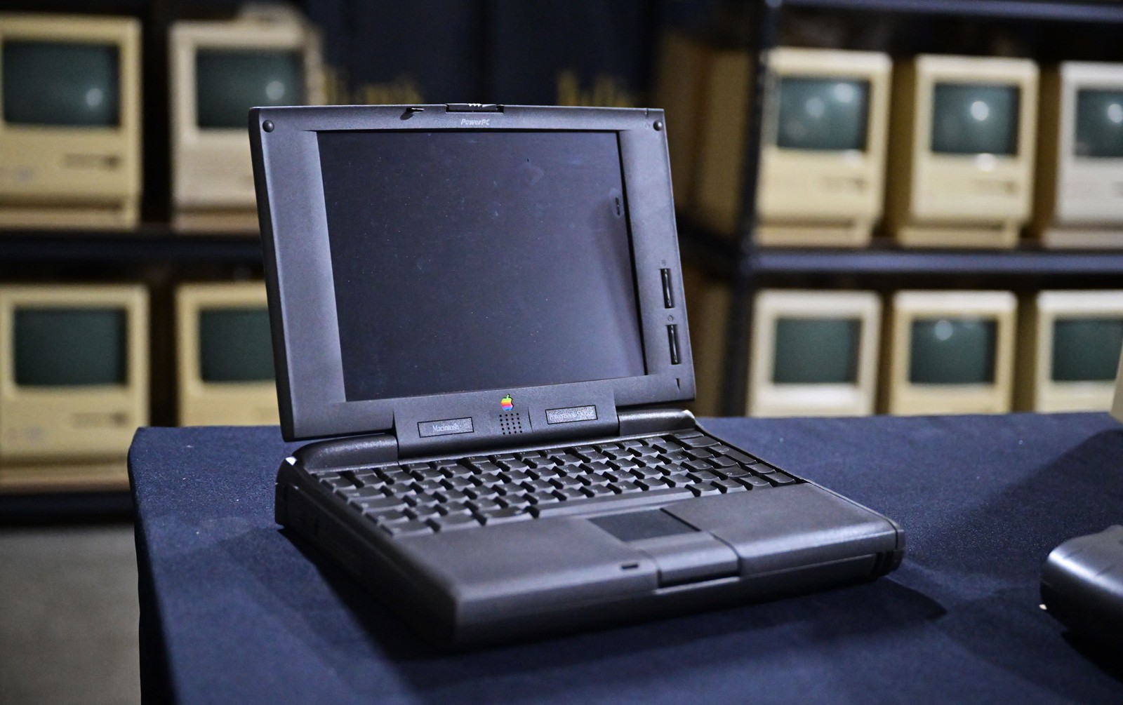 Apple Computer Powerbook 5300ce foi um notebook lançado pela empresa nos anos 90 — Foto: Frederic J. BROWN / AFP