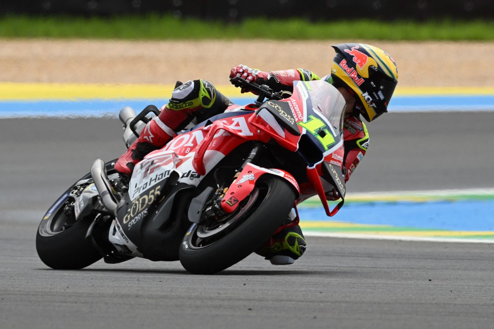 Diogo Moreira, da LCR Honda, durante treino classificatório do GP do Brasil — Foto: EVARISTO SA / AFP