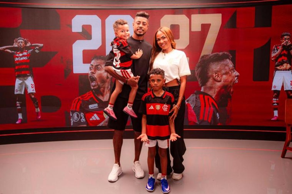 Ao lado da fam�lia, Bruno Henrique renova com Flamengo at� 2027 � Foto: Adriano Fontes/Flamengo